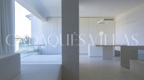 Casa de diseño con terraza y vistas al mar
