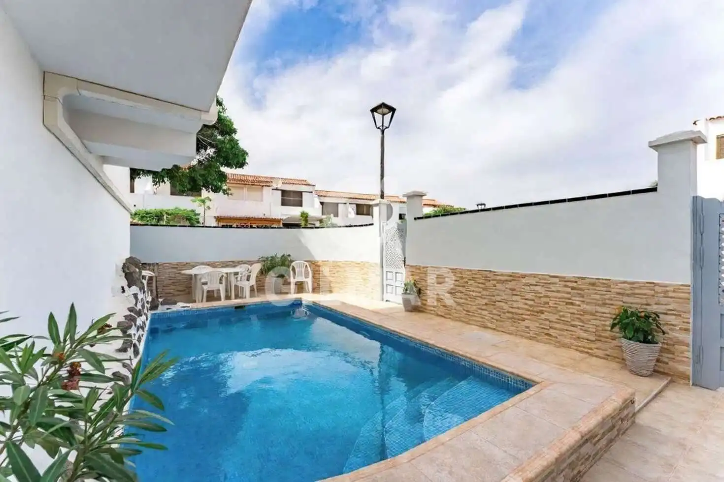 Schwimmbecken von Einfamilien-Reihenhaus zum Verkauf in Arona mit Privatgarten, Terrasse und Schwimmbad