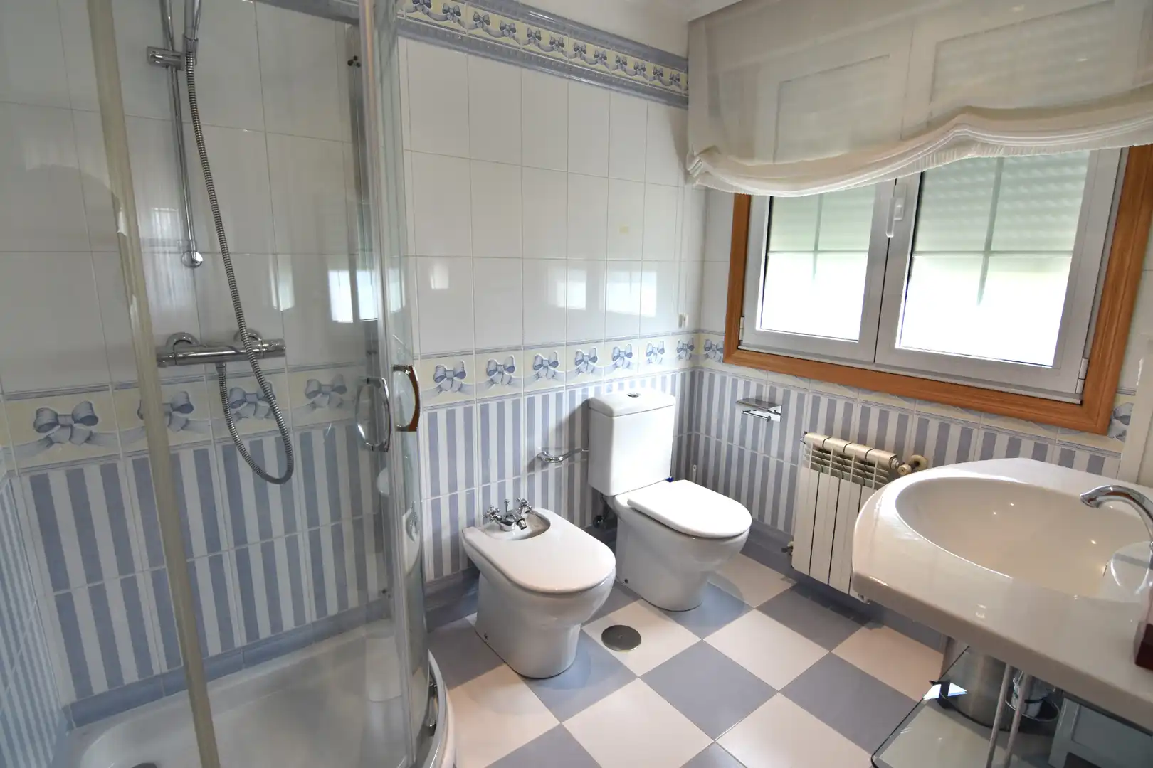 Baño de Casa o chalet en venta en Bergondo con Calefacción, Jardín privado y Parquet