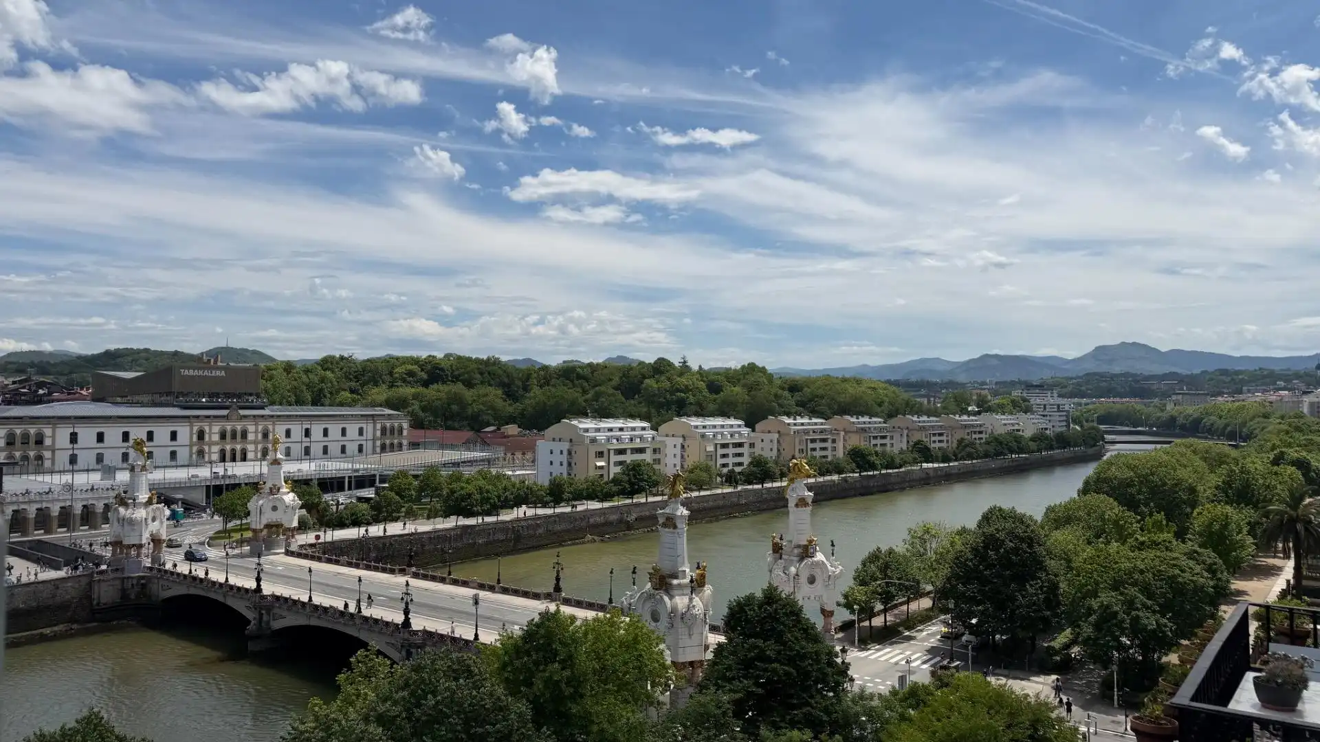 Vista exterior de Dúplex en venda en Donostia - San Sebastián  amb Calefacció, Terrassa i Traster