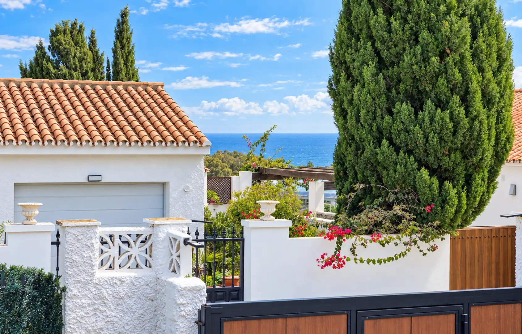 Exterior view of Houses for sale in La Duquesa