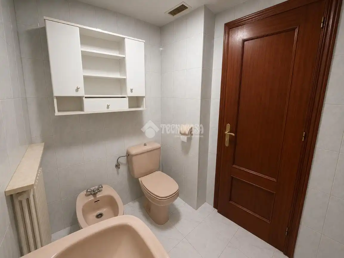 Bany de Pis en venda en León Capital  amb Calefacció, Parquet i Terrassa