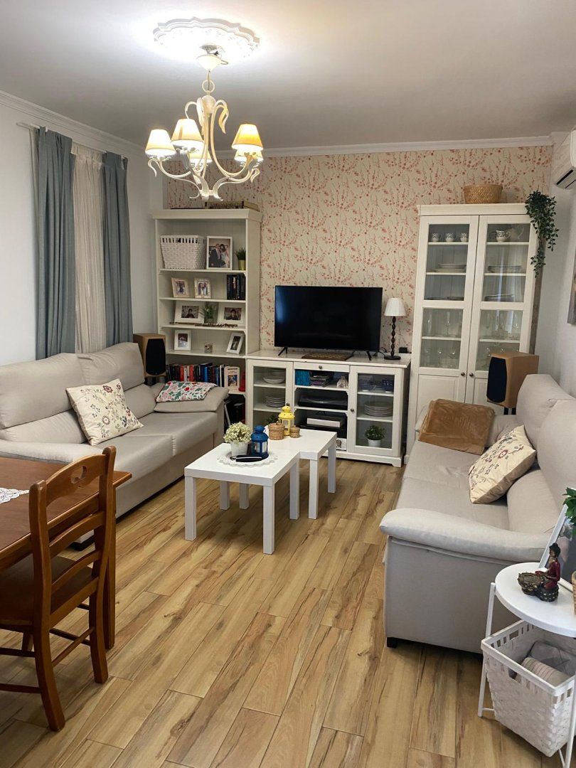 Sala d'estar de Casa adosada en venda en Castilleja de la Cuesta amb Aire condicionat i Calefacció