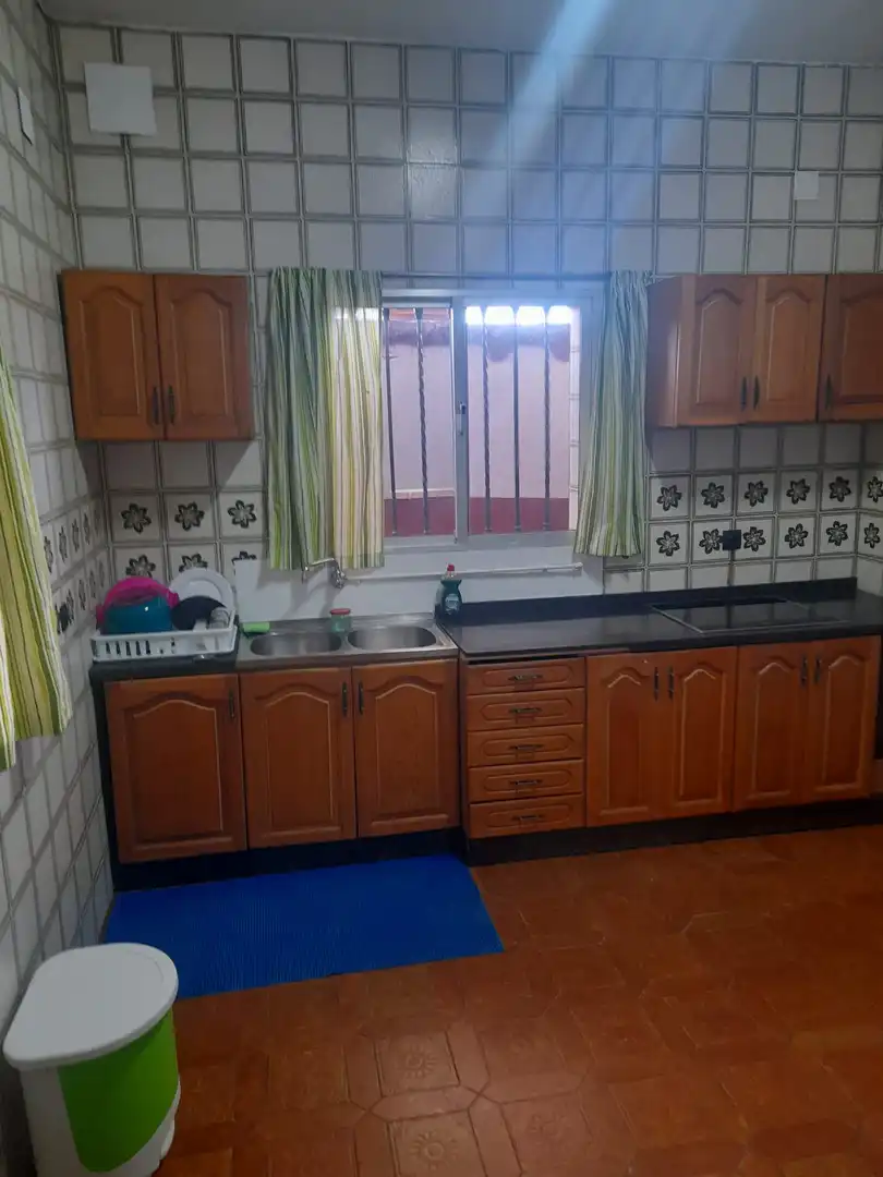 Cocina de Casa o chalet en venta en Brenes con Aire acondicionado, Jardín privado y Piscina