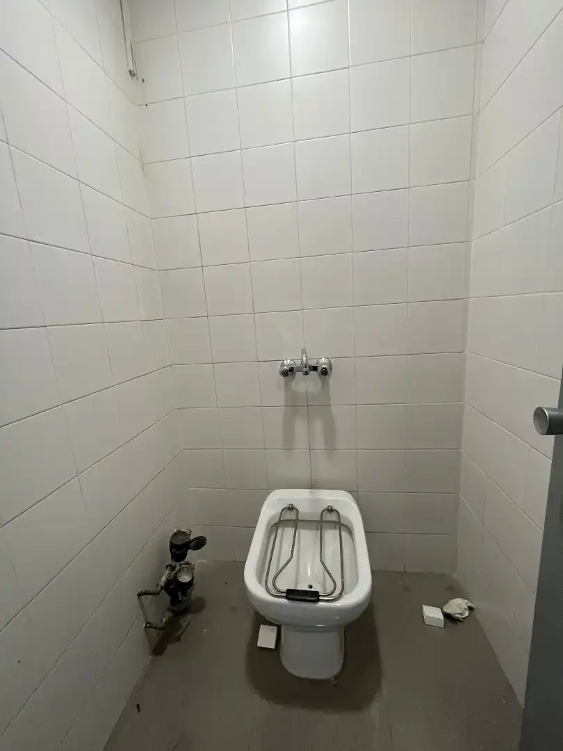 Baño de Local en venta en Madrid con Aire acondicionado y Alarma