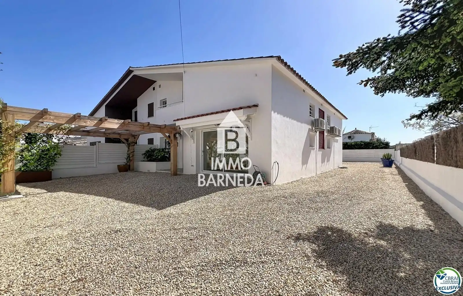 Vista exterior de Casa o xalet en venda en Empuriabrava amb Aire condicionat, Calefacció i Jardí privat
