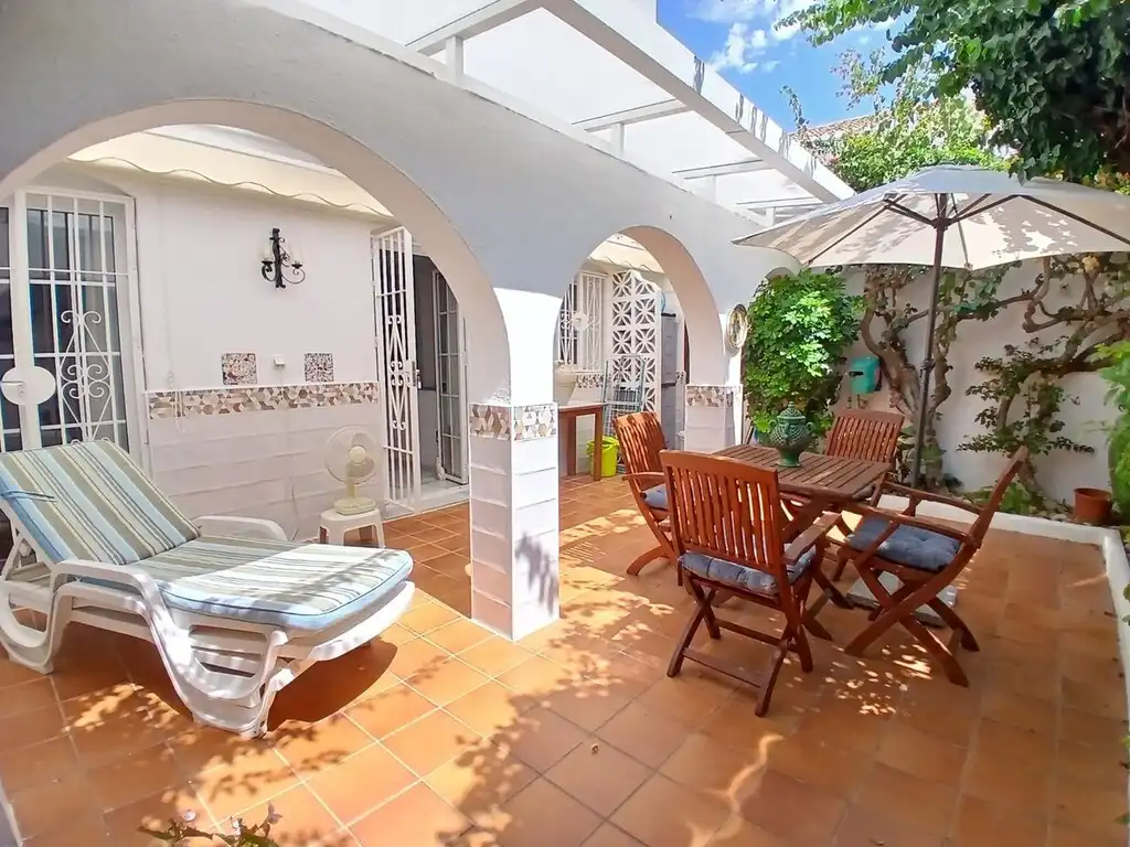 Terrasse von Einfamilien-Reihenhaus zum Verkauf in Fuengirola mit Klimaanlage, Terrasse und Möbliert