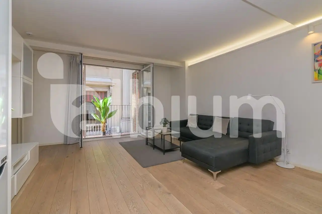 Sala de estar de Piso en venta en  Barcelona Capital con Parquet y Balcón