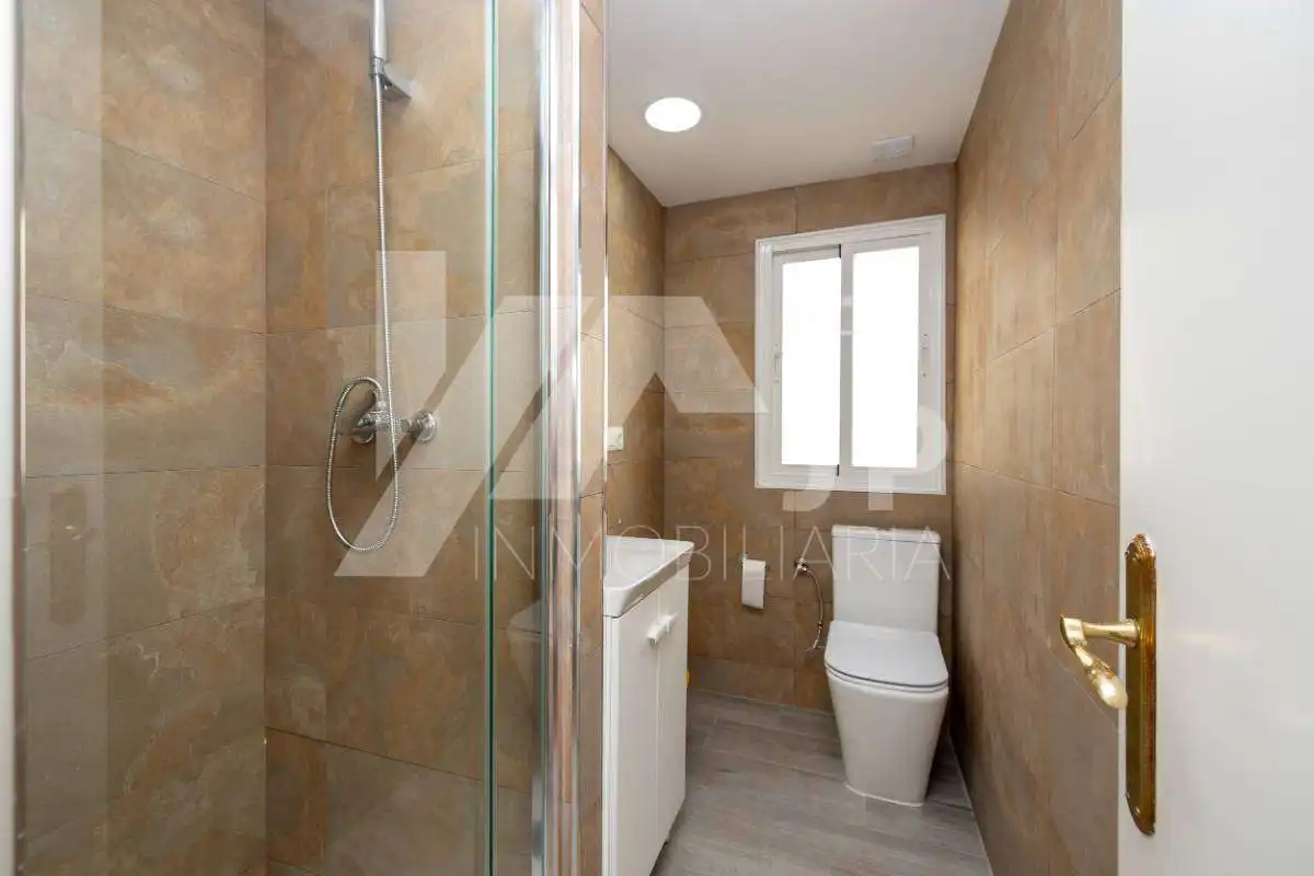 Baño de Piso de alquiler en Granada con Aire acondicionado, Amueblado y Lavadora