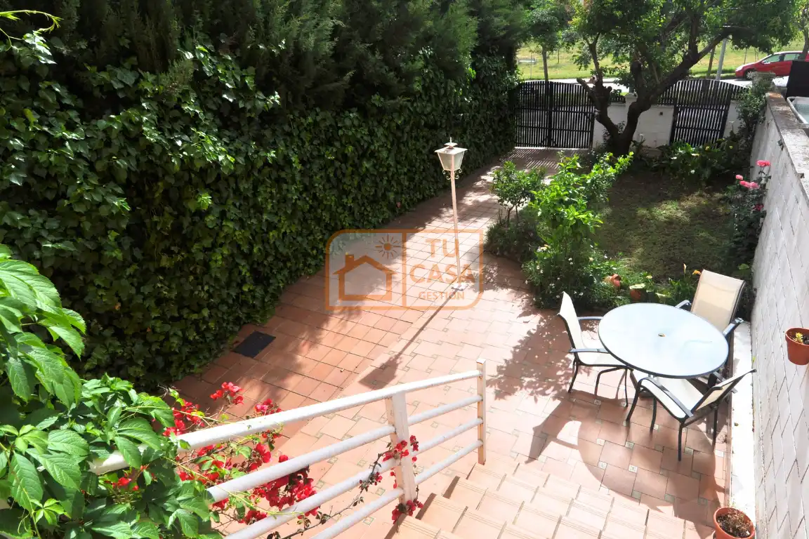 Reihenhaus mit Garten zum Verkauf in Calle Carlos Callejo, imagen 2