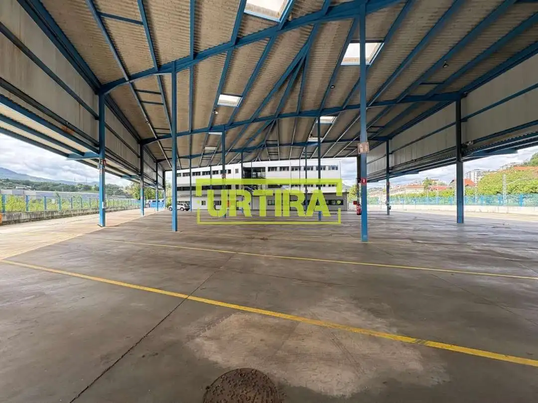 Außenansicht von Fabrikhallen zum Verkauf in Hernani