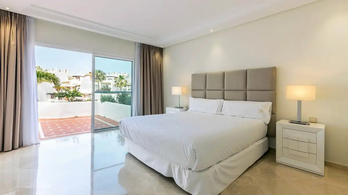 Dormitori de Dúplex de lloguer en Marbella amb Aire condicionat, Terrassa i Traster