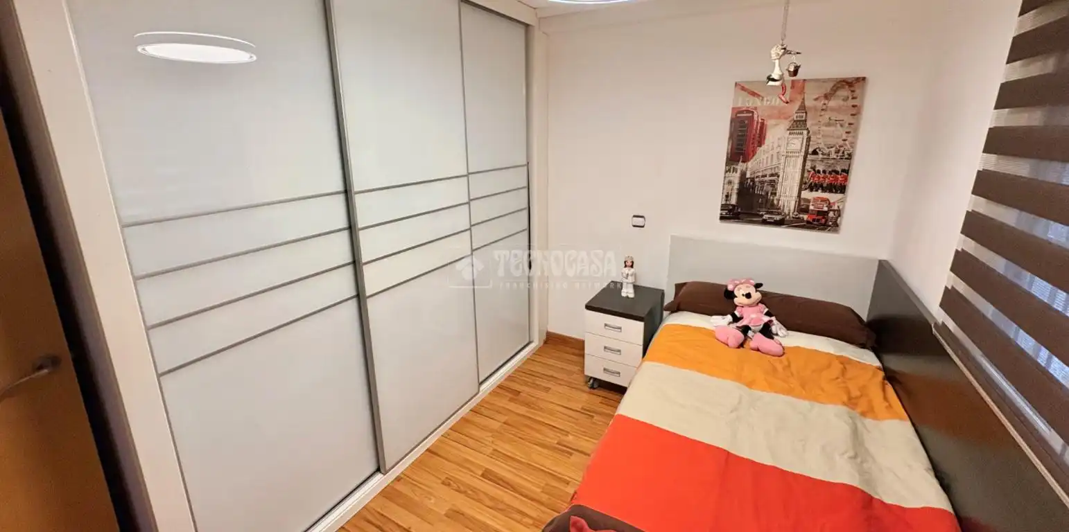 Bedroom of Flat for sale in Valencia  with Air Conditioner and Balcony
