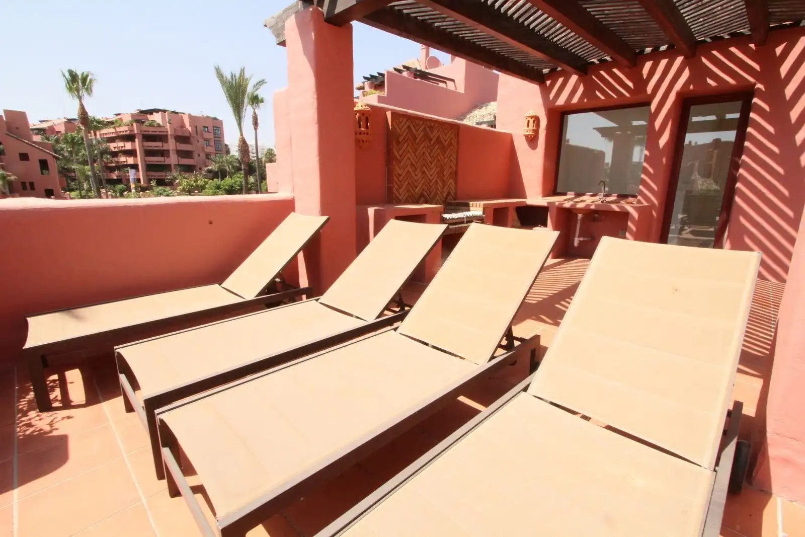 Terrasse von Maisonette zum Verkauf in Estepona mit Klimaanlage, Terrasse und Möbliert