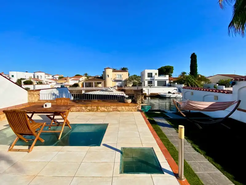 Vista exterior de Casa o chalet en venta en Empuriabrava con Aire acondicionado, Calefacción y Terraza