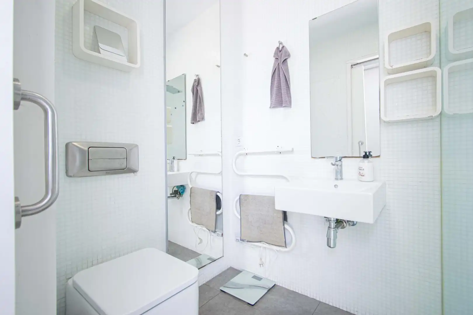Bathroom of Flat for sale in Sevilla  with Air Conditioner, Terrace and Furnished