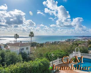 Vista exterior de Casa adosada en venda en Benalmádena amb Aire condicionat, Calefacció i Jardí privat