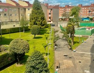 Vista exterior de Pis de lloguer en León Capital  amb Calefacció, Jardí privat i Parquet
