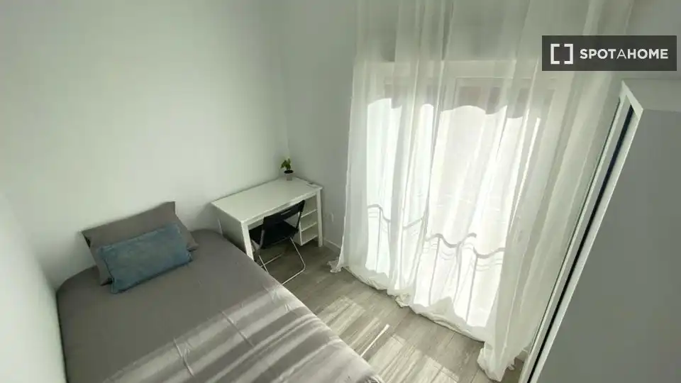 Bedroom of Flat for share in Madrid  with Air Conditioner, Terrace and Furnished