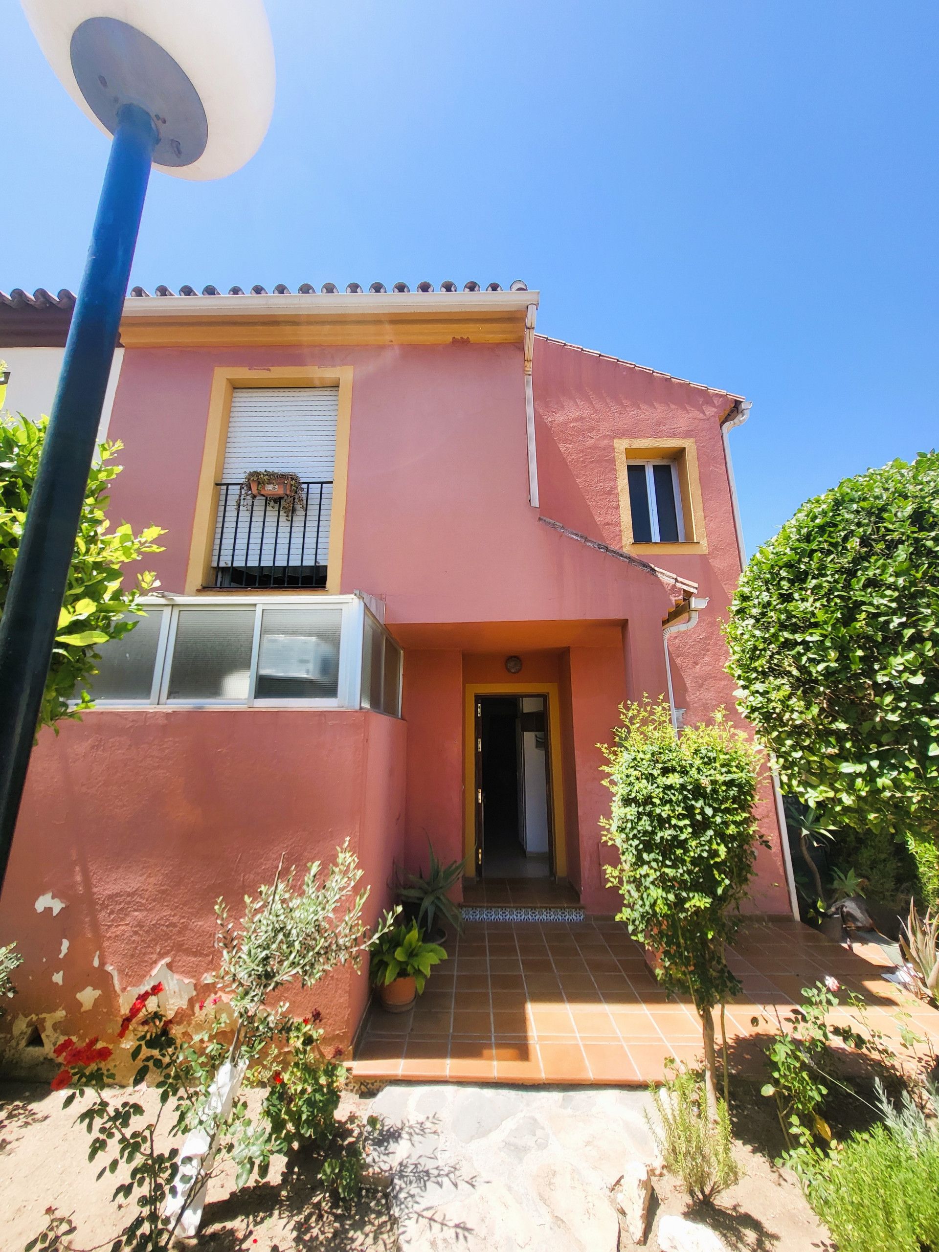 Vista exterior de Casa adosada en venda en Estepona amb Jardí privat i Terrassa