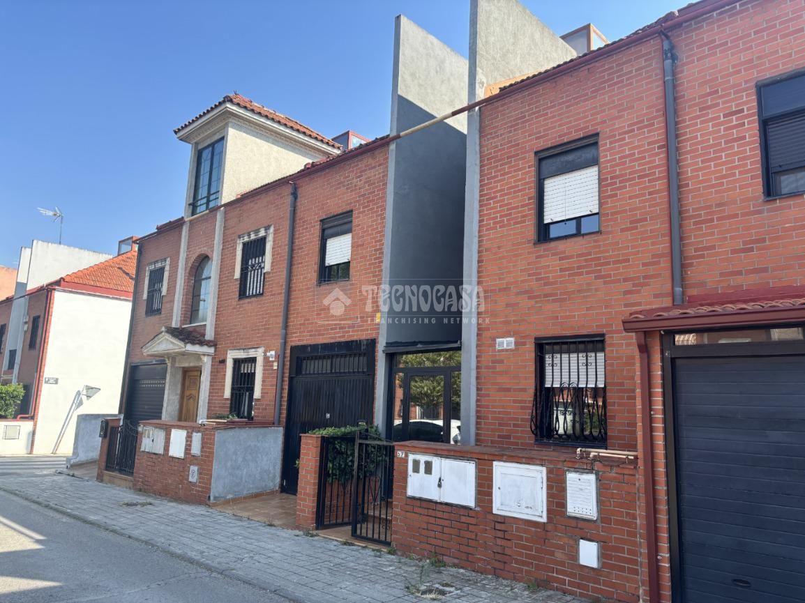 Vista exterior de Casa adosada en venda en Getafe amb Calefacció, Jardí privat i Parquet