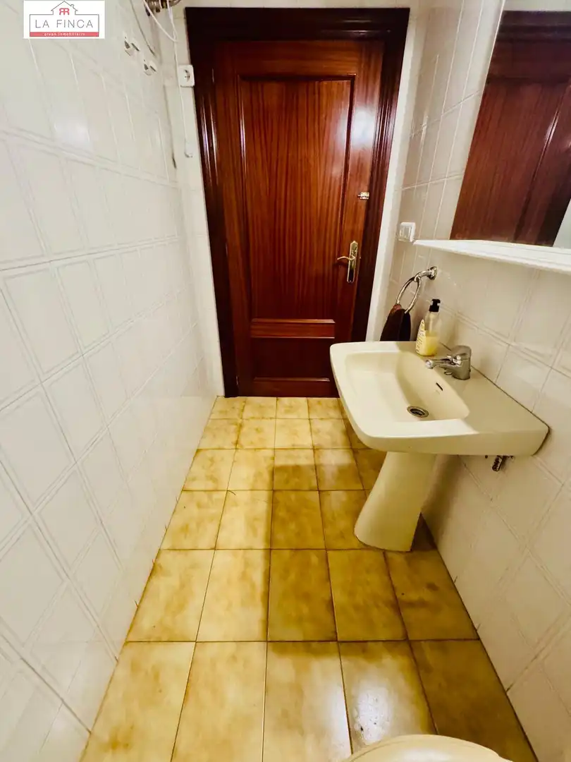 Bathroom of Flat for sale in Málaga  with Air Conditioner and Parquet flooring