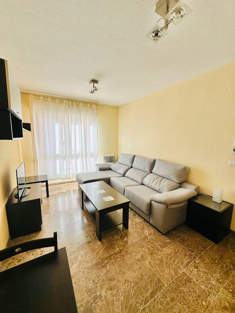 Living room of Flat to rent in  Granada Capital  with Air Conditioner, Heating and Parquet flooring