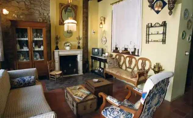 Sala d'estar de Casa adosada en venda en Sobrescobio amb Calefacció i Moblat