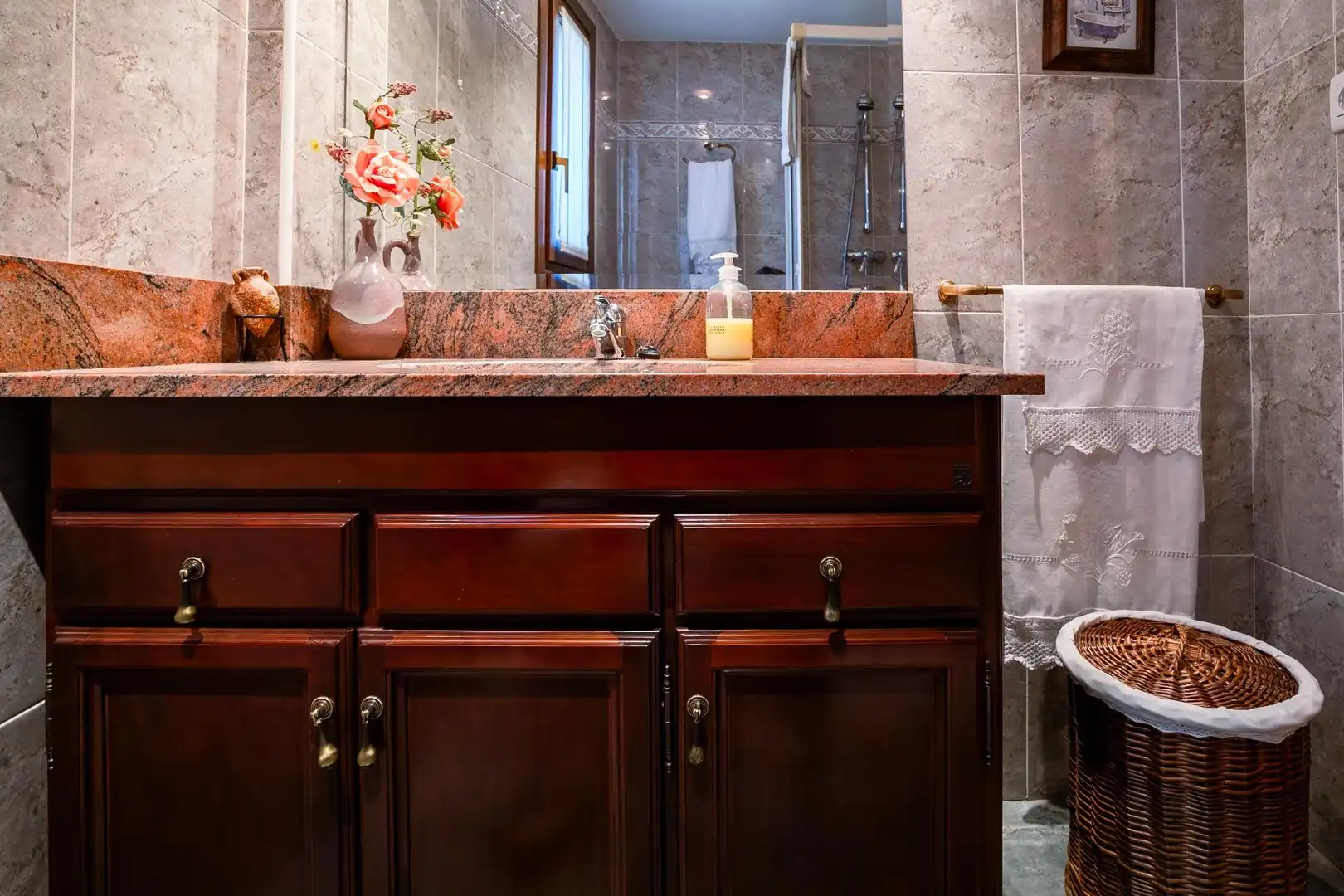 Baño de Dúplex en venta en Biescas con Calefacción, Trastero y Amueblado