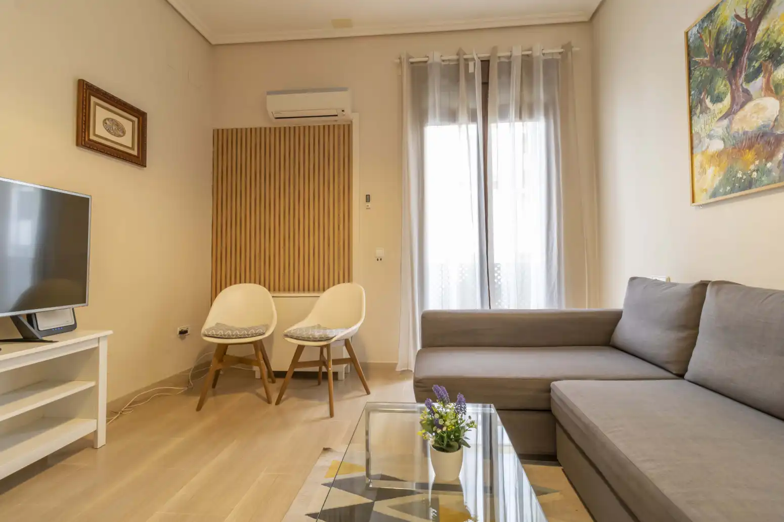 Living room of Flat for sale in Sevilla  with Air Conditioner, Heating and Balcony