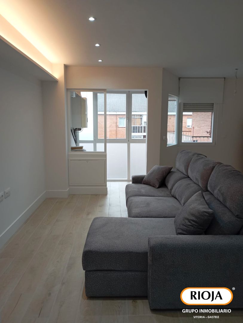 Sala de estar de Piso en venta en Vitoria - Gasteiz con Amueblado