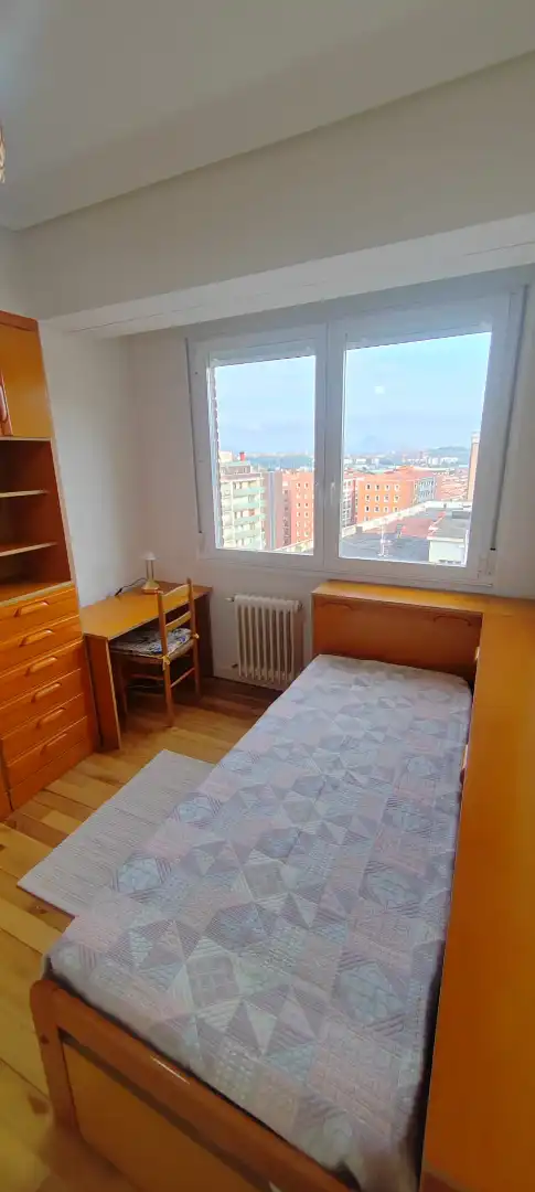 Schlafzimmer von Wohnung zur Miete in Bilbao  mit Heizung, Parkett und Terrasse