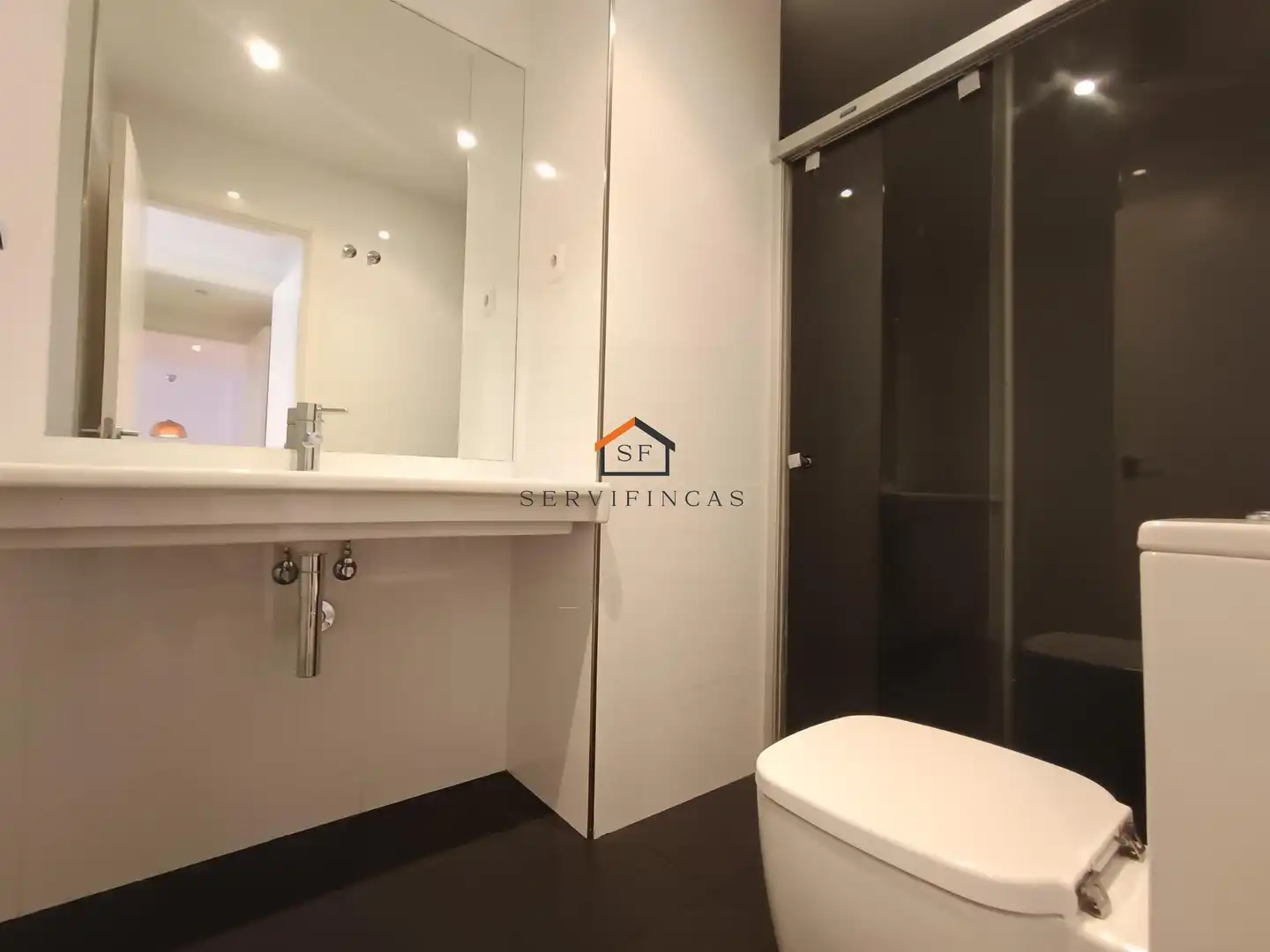 Badezimmer von Wohnung zur Miete in Madrid mit Heizung, Parkett und Abstellraum