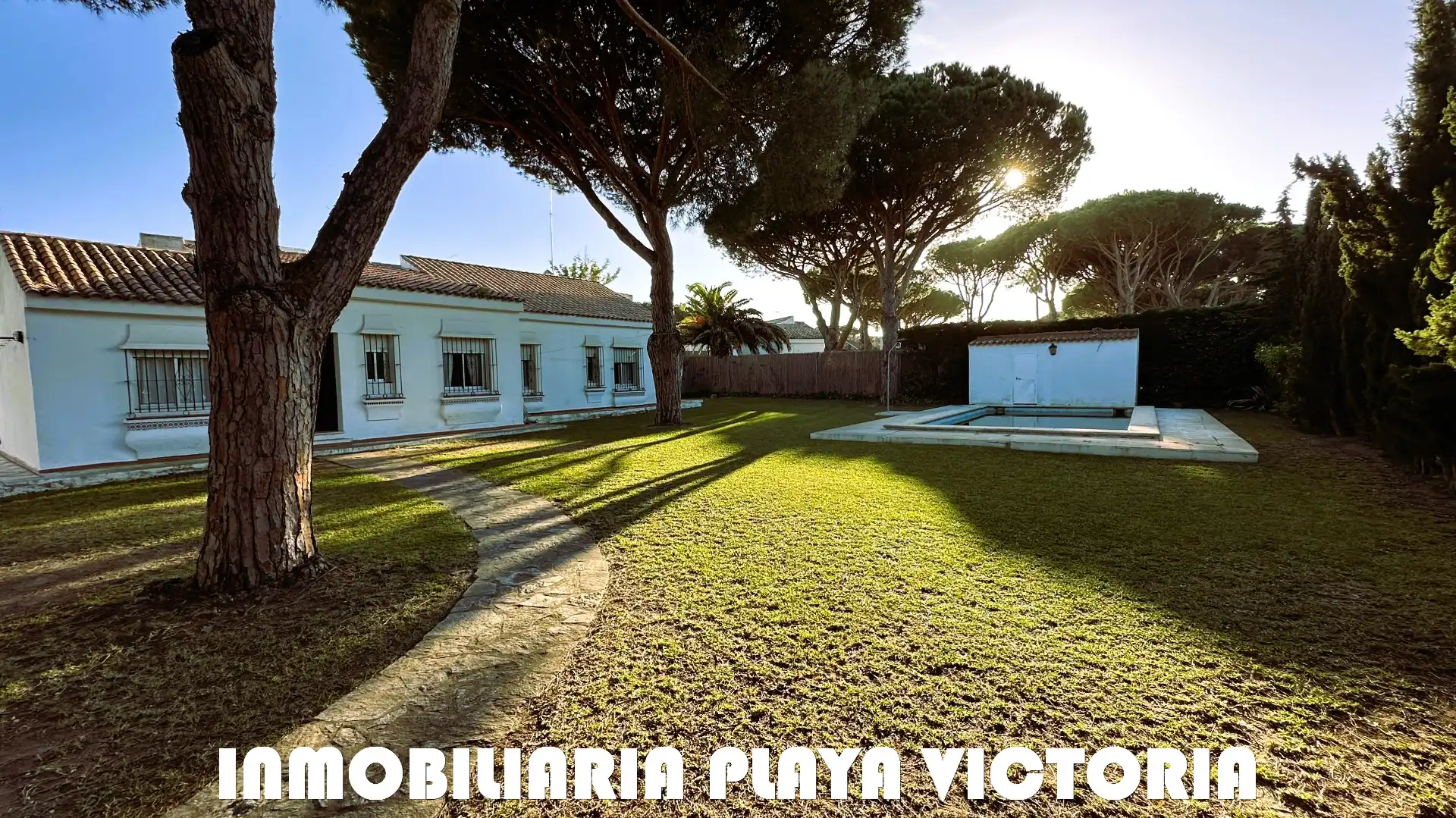 Vista exterior de Casa o chalet en venta en Conil de la Frontera con Aire acondicionado, Jardín privado y Piscina