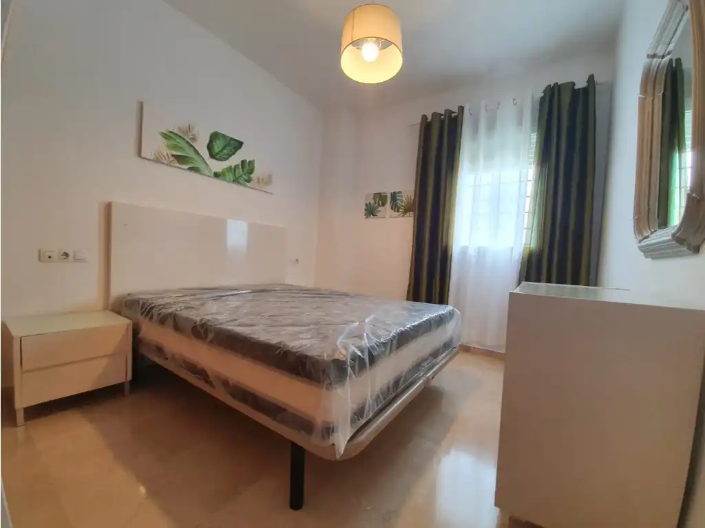 Schlafzimmer von Wohnung zum Verkauf in La Línea de la Concepción mit Möbliert, Ofen und Mikrowelle