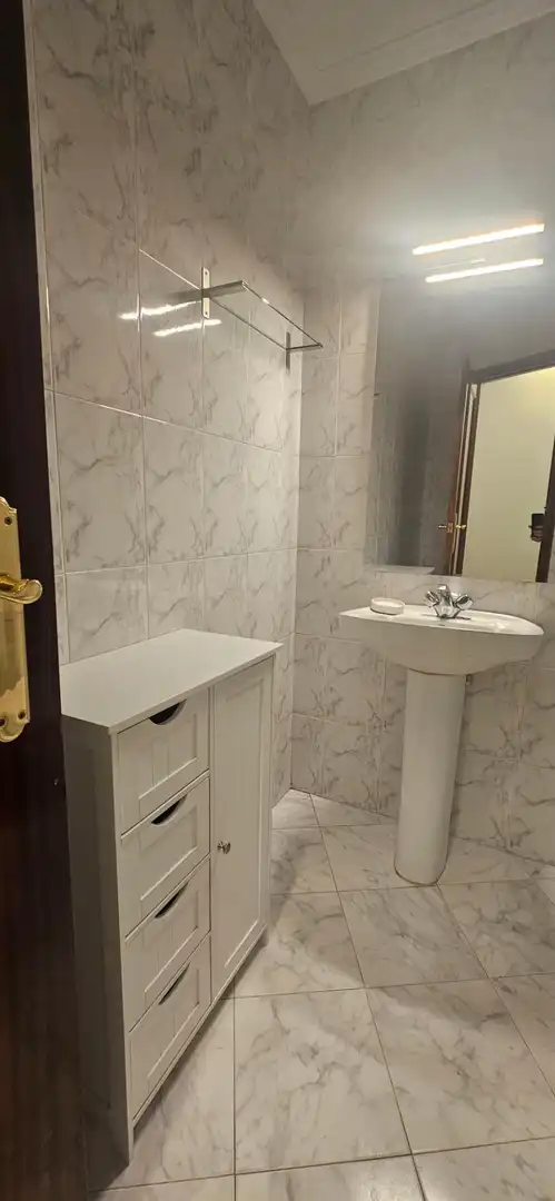 Badezimmer von Wohnung zur Miete in Dos Hermanas mit Klimaanlage, Terrasse und Möbliert