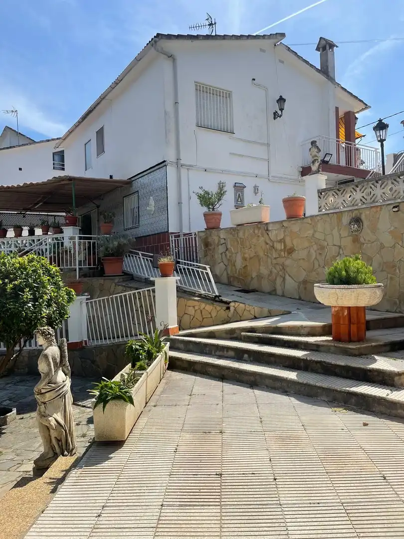 Vista exterior de Casa o chalet en venta en Esparreguera con Calefacción, Jardín privado y Trastero