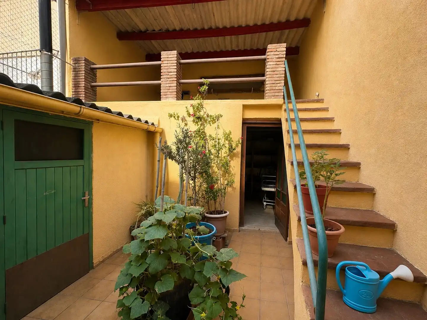 Vista exterior de Casa o xalet en venda en Rubí amb Calefacció, Terrassa i Balcó