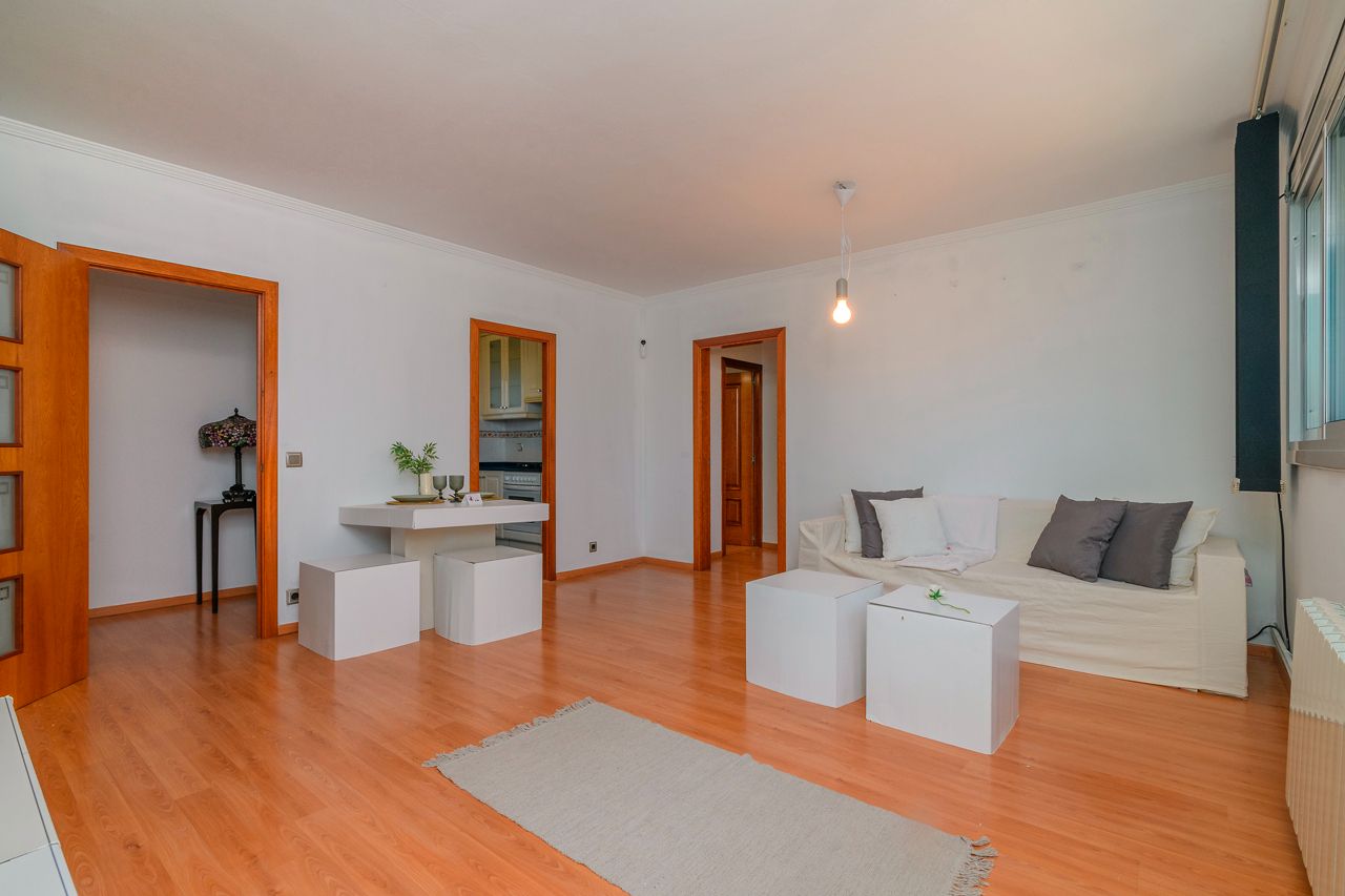 Sala d'estar de Pis en venda en Cornellà de Llobregat amb Aire condicionat, Calefacció i Parquet