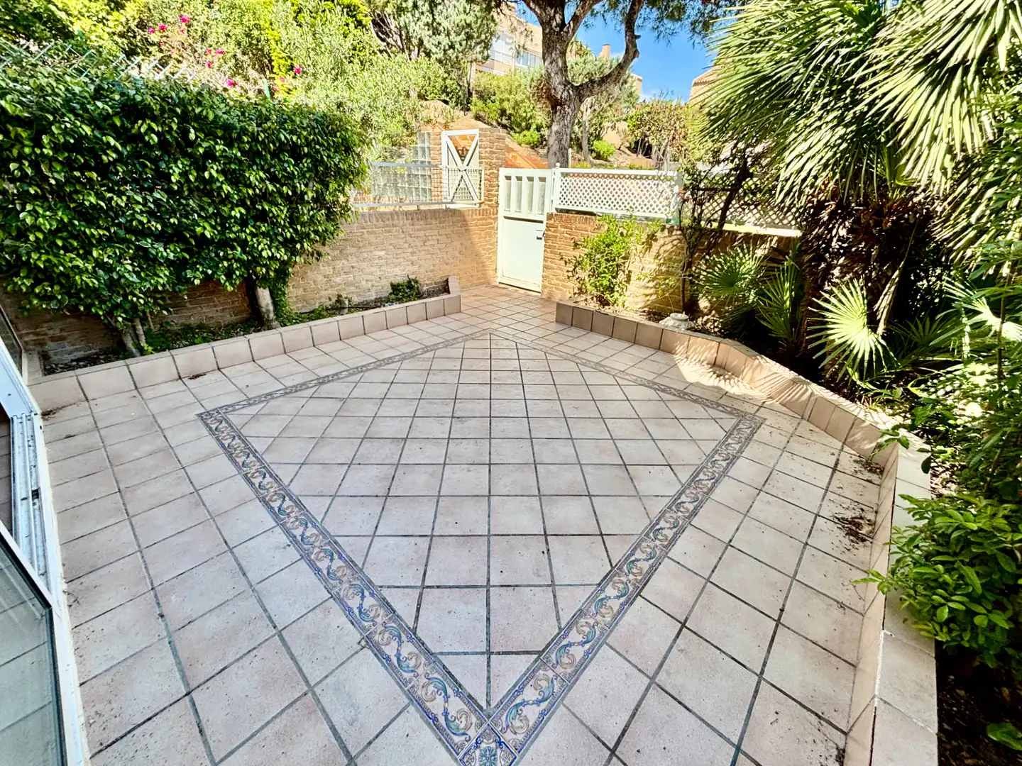 Terrasse von Einfamilien-Reihenhaus zum Verkauf in Alicante / Alacant mit Klimaanlage, Privatgarten und Terrasse