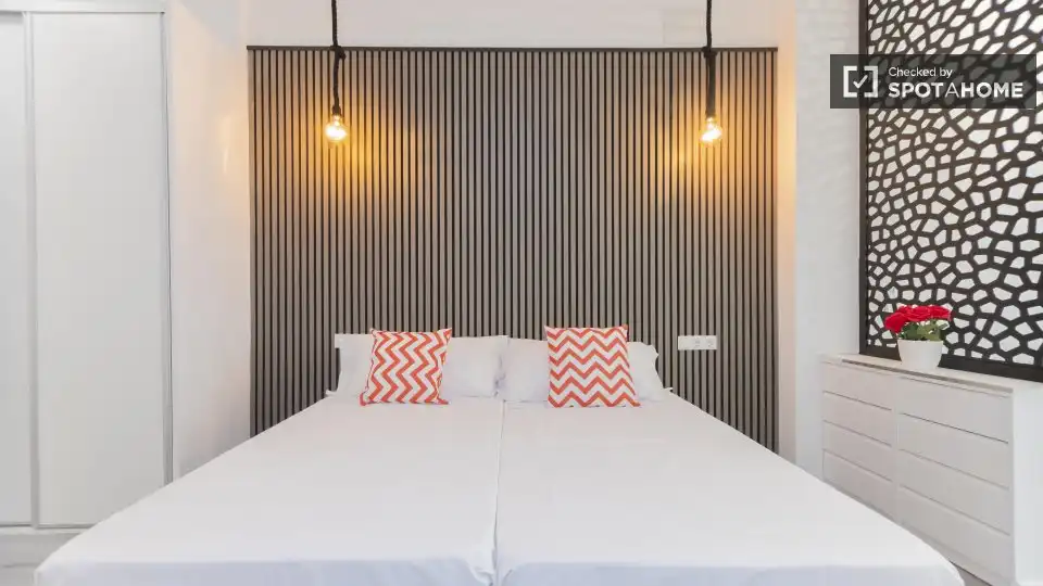 Bedroom of Flat for rent in Valencia  with Air Conditioner, Heating and Furnished