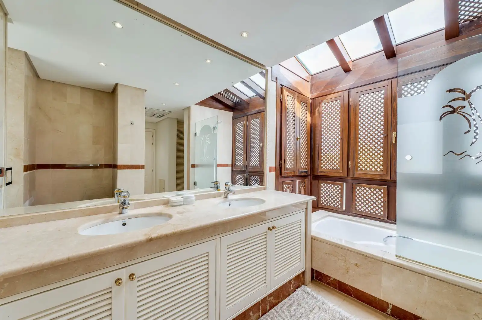 Bathroom of Duplexes for rent in Marbella  with Air Conditioner, Furnished and TV