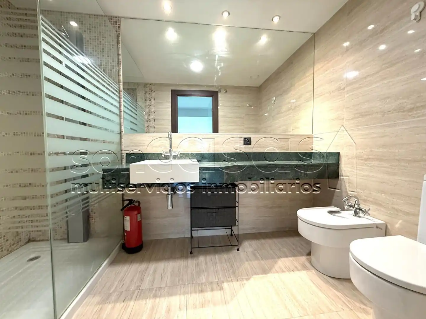 Baño de Piso de alquiler en Madrid con Aire acondicionado, Calefacción y Jardín privado