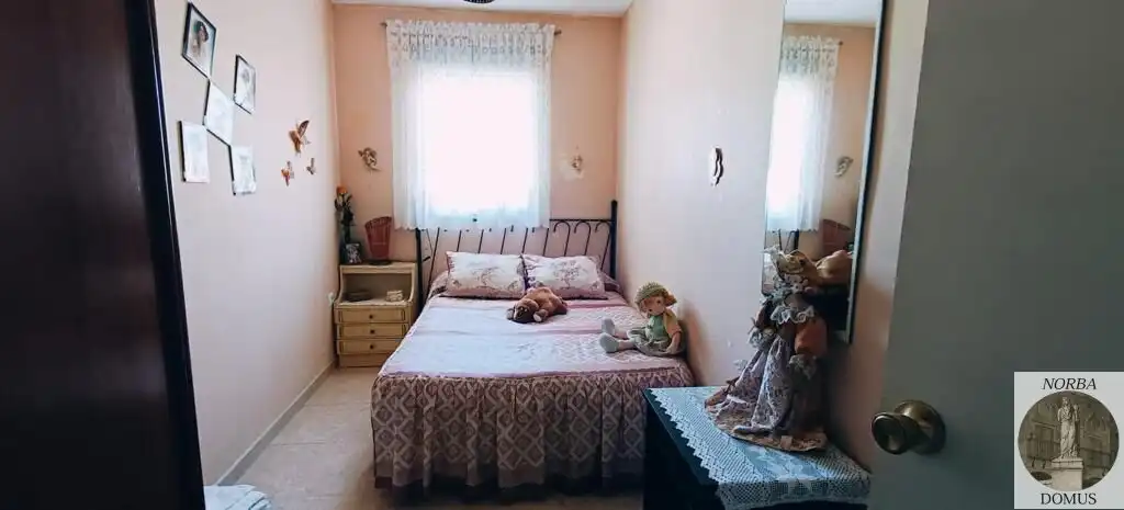 Dormitori de Casa o xalet en venda en Cáceres amb Jardí privat, Terrassa i Traster