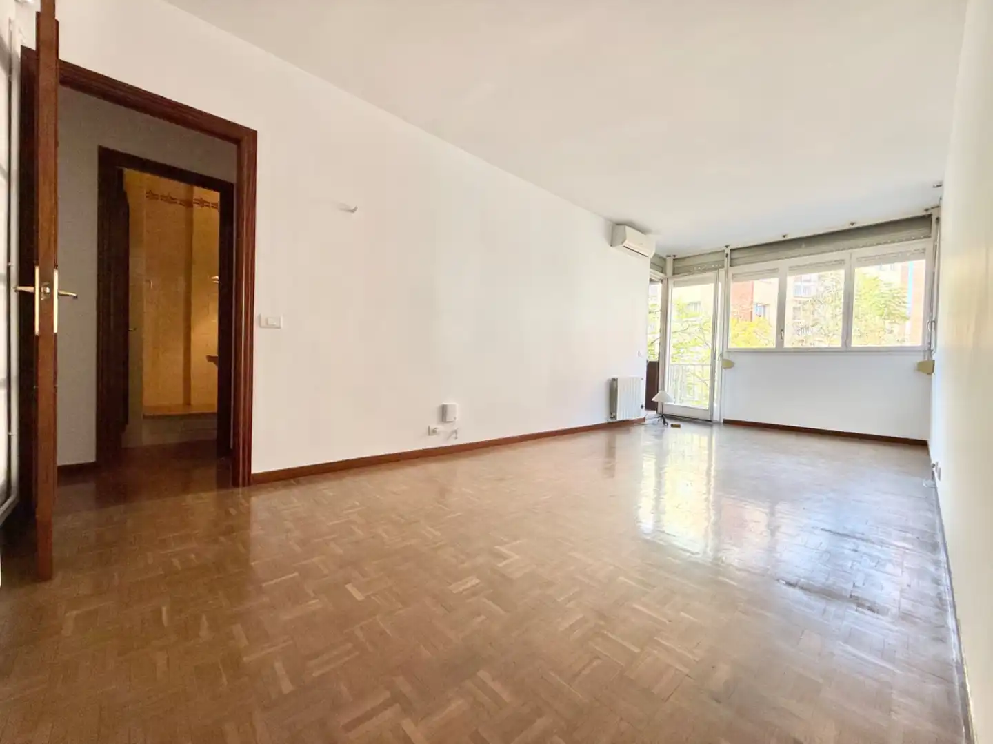 Living room of Flat for sale in Sant Just Desvern  with Air Conditioner, Heating and Parquet flooring