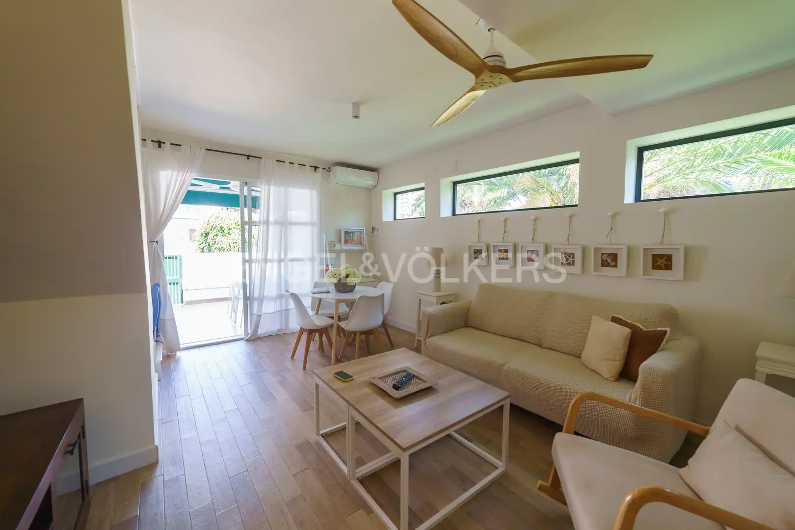 Sala d'estar de Casa adosada en venda en Chiclana de la Frontera amb Aire condicionat, Calefacció i Jardí privat