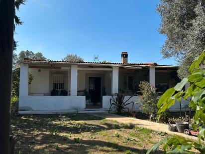 Vista exterior de Casa o xalet en venda en Carmona amb Traster i Piscina