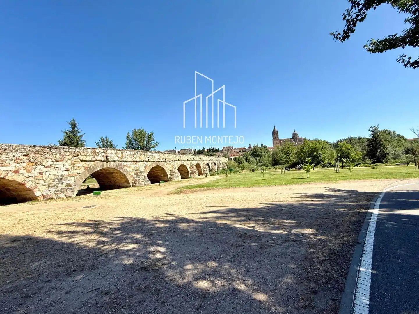 Außenansicht von Einfamilien-Reihenhaus zur Miete in Salamanca mit Heizung, Terrasse und Abstellraum
