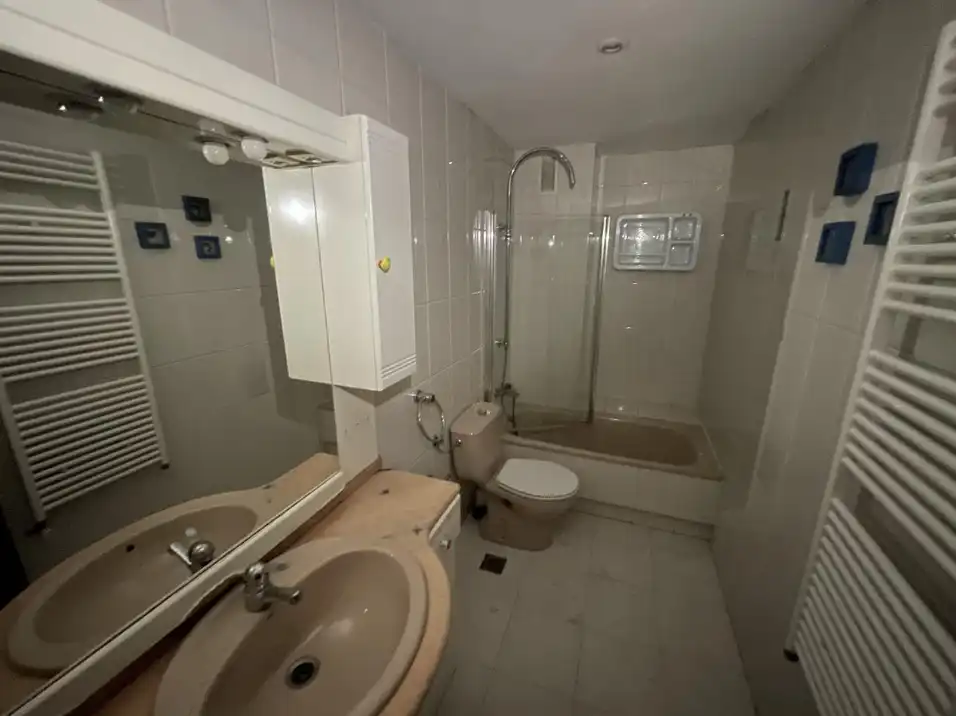 Baño de Piso en venta en Vigo  con Terraza