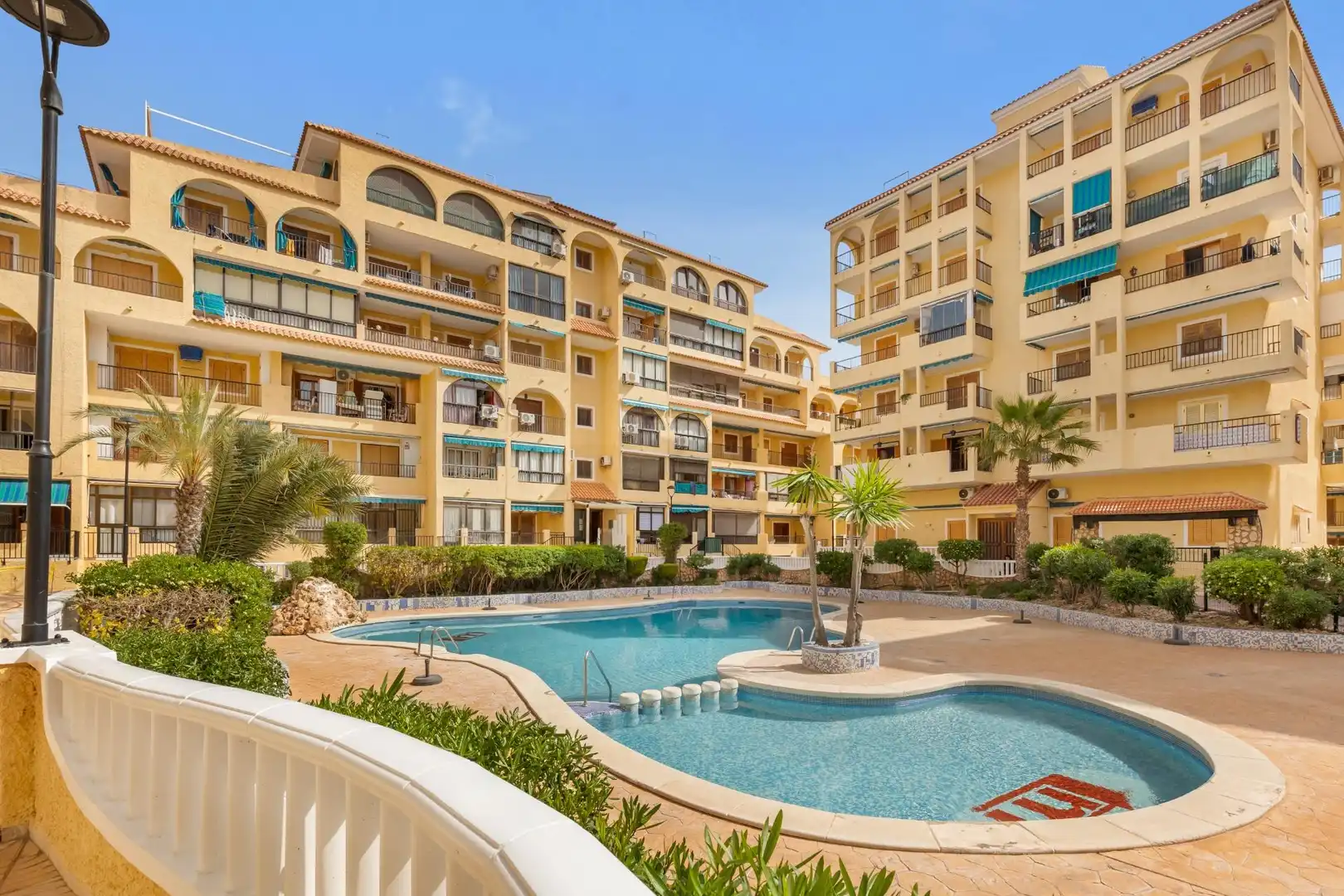 Vista exterior de Planta baixa en venda en Torrevieja amb Aire condicionat, Traster i Piscina